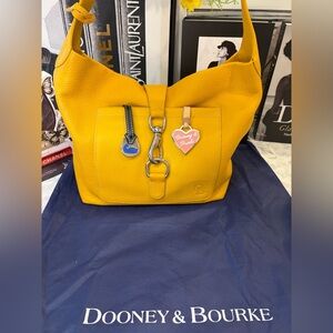 💛EUC!! DOONEY & BOURKE💛

INCLUDES HER COA AND DUSTY
BUTTERY SOFT LEATHER💛